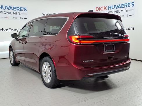Used 2023 Chrysler Pacifica Touring-L AWD/4WD image 6