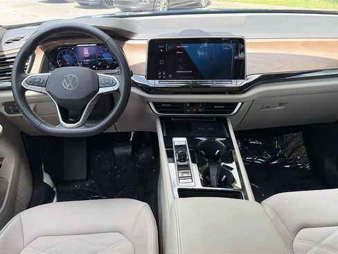 Certified 2026 Volkswagen Atlas SE w/ Panoramic Sunroof Package FWD image 2