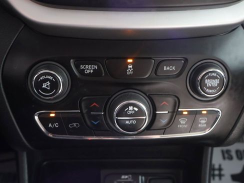 Used 2018 Jeep Cherokee Limited AWD/4WD image 34