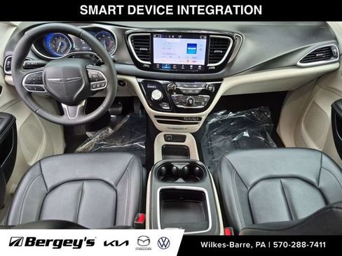 Used 2024 Chrysler Pacifica Touring-L FWD image 29