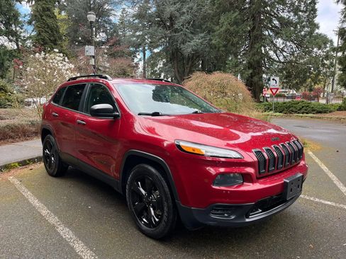 Used 2016 Jeep Cherokee Sport image 2