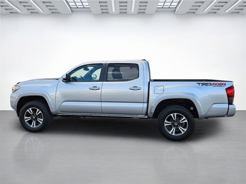 Used 2018 Toyota Tacoma TRD Sport image 8