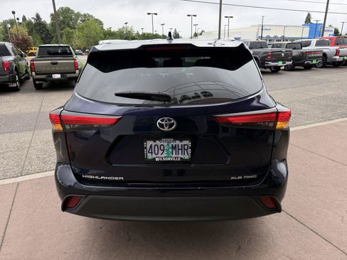 Used 2021 Toyota Highlander XLE AWD/4WD image 5