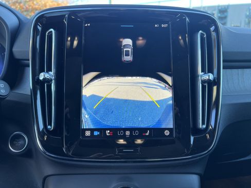 Used 2025 Volvo XC40 B5 Core image 25