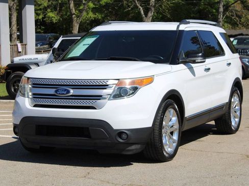 Used 2015 Ford Explorer XLT w/ Equipment Group 202A image 3