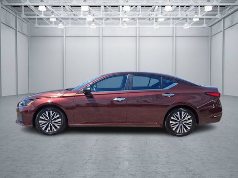 Used 2024 Nissan Altima 2.5 SV FWD image 9