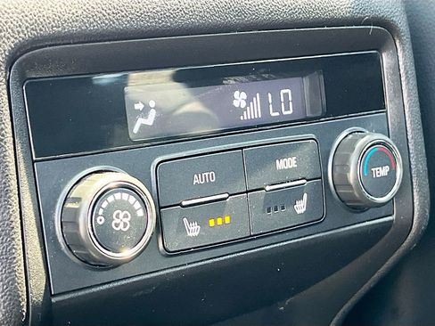 Used 2022 GMC Acadia SLT w/ Preferred Package image 27