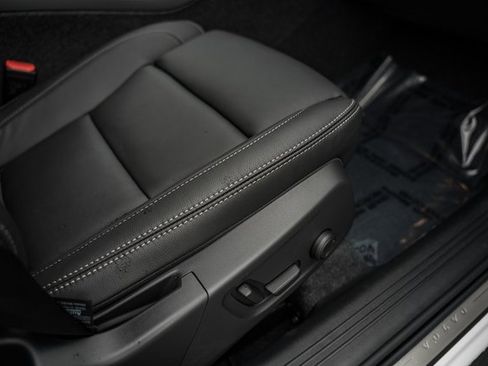 Certified 2025 Volvo XC40 B5 Ultra w/ Climate Package image 34