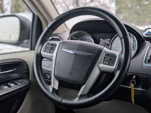 Used 2016 Chrysler Town & Country Touring image 13