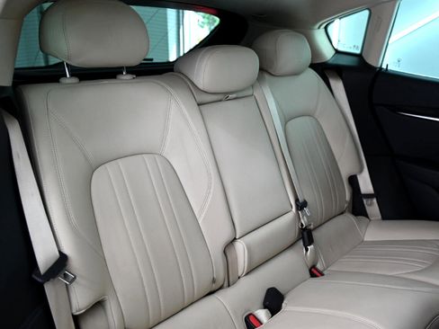 Used 2021 Maserati Levante image 39