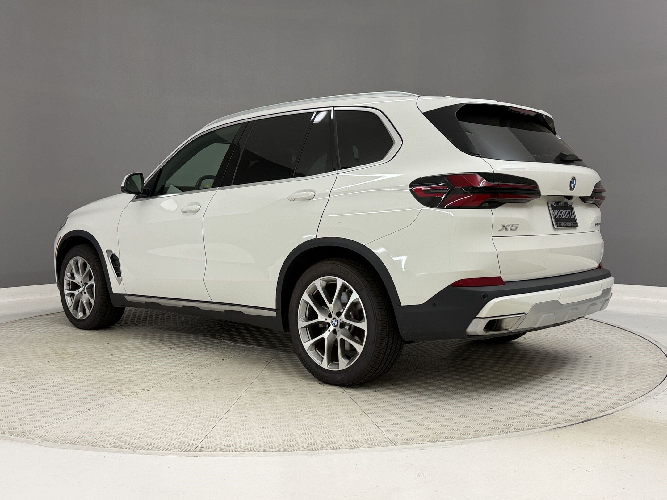 Certified 2024 BMW X5 xDrive40i w/ Parking Assistance Package AWD/4WD image 3