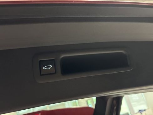 Used 2023 Toyota Highlander LE FWD image 6