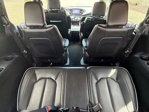 Used 2021 Chrysler Pacifica Limited w/ Uconnect Theater Family Group FWD image 15