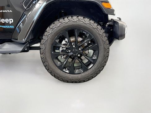 Used 2021 Jeep Wrangler Unlimited Sahara w/ Cold Weather Group AWD/4WD image 16