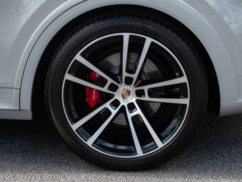 Certified 2025 Porsche Cayenne GTS AWD/4WD image 40