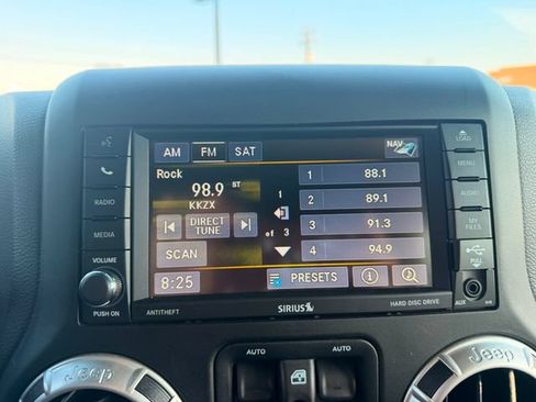 Used 2017 Jeep Wrangler Unlimited Rubicon w/ Connectivity Group AWD/4WD image 23