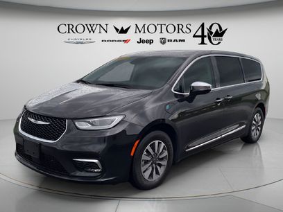 Used 2023 Chrysler Pacifica Limited w/ Uconnect Theater Family Group