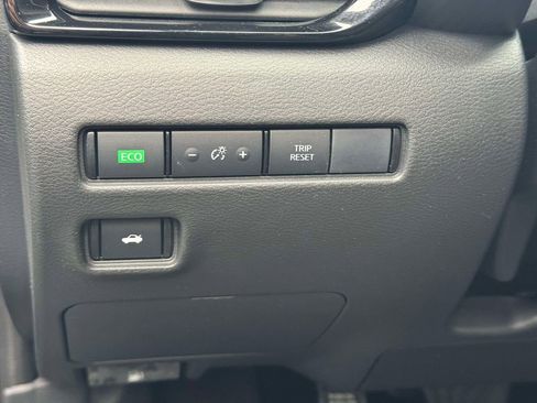 Used 2025 Nissan Sentra SV w/ All-Weather Package FWD image 18