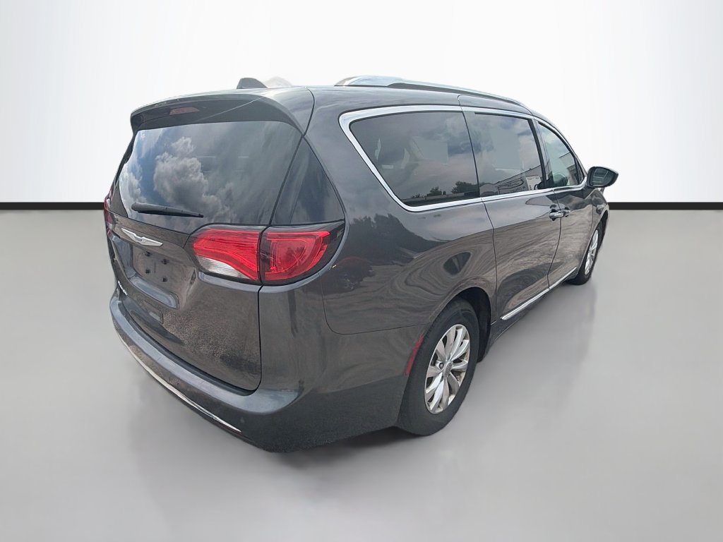 Used 2018 Chrysler Pacifica Touring-L FWD image 8
