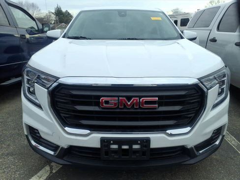 Used 2024 GMC Terrain SLE image 2