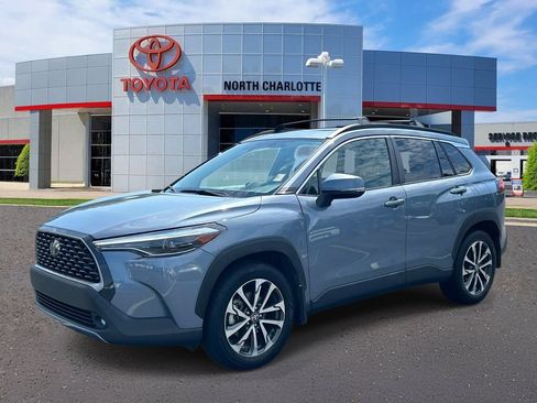Used 2023 Toyota Corolla Cross XLE w/ Convenience Package FWD image 5