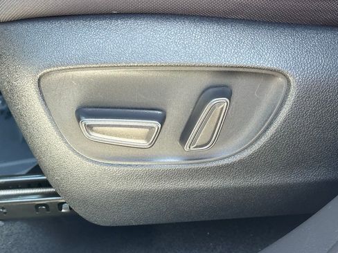 Used 2022 Toyota Highlander LE FWD image 12