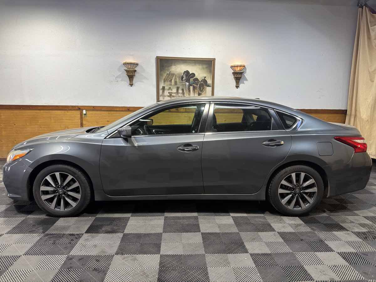 Used 2017 Nissan Altima 2.5 SV FWD image 2