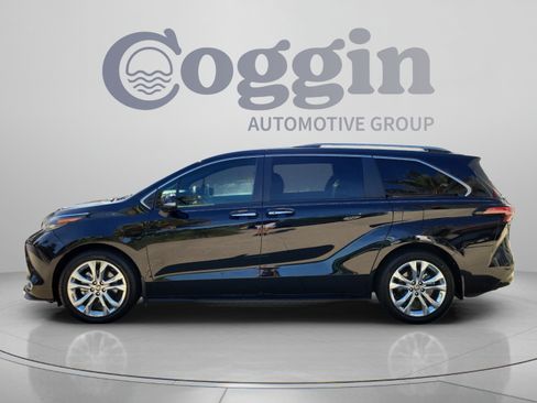 Used 2024 Toyota Sienna Platinum FWD image 2