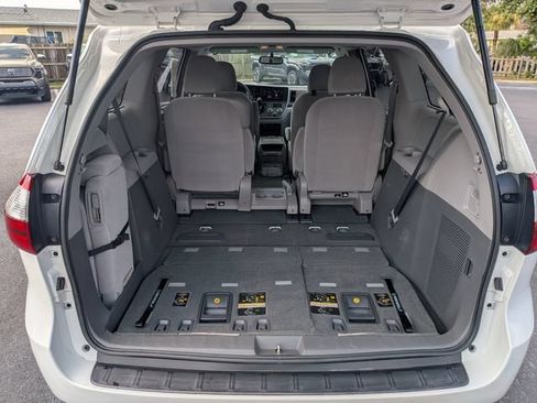 Used 2017 Toyota Sienna LE FWD image 13