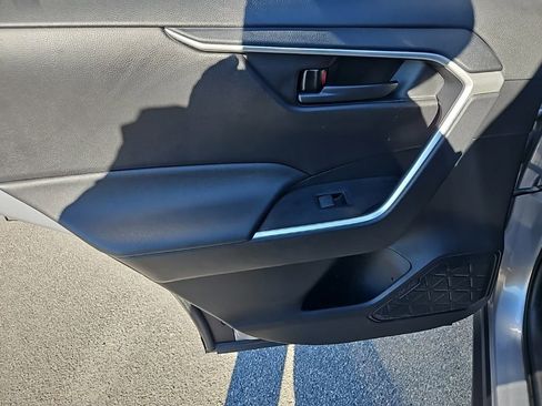 Used 2021 Toyota RAV4 LE image 21