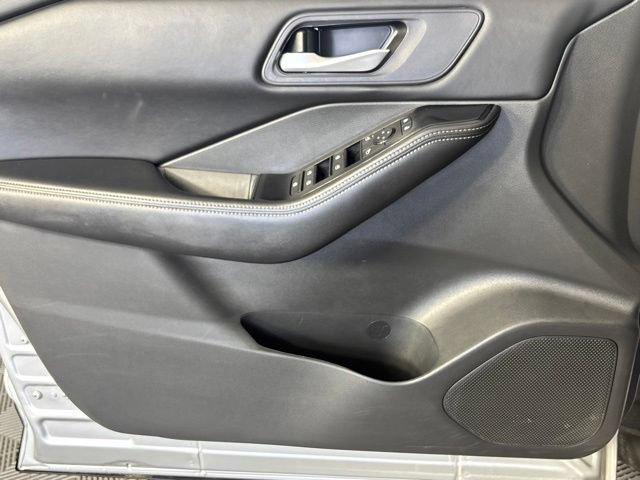 Used 2025 Nissan Rogue SV FWD image 17