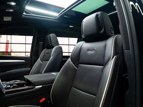 Used 2025 Cadillac Escalade ESV Premium Luxury AWD/4WD image 29