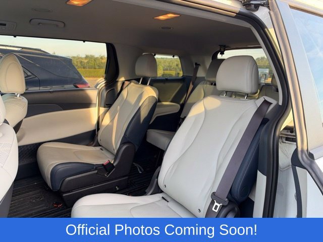 Used 2025 Kia Carnival EX FWD image 4