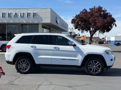 Used 2017 Jeep Grand Cherokee Limited w/ Luxury Group II AWD/4WD image 2
