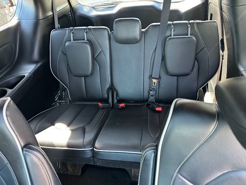 Used 2025 Chrysler Pacifica Limited FWD image 22