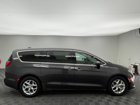 Used 2017 Chrysler Pacifica Touring Plus w/ Tire & Wheel Group FWD image 6