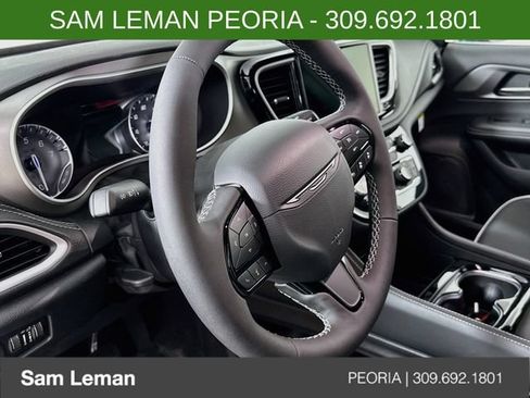 New 2027 Chrysler Pacifica Limited FWD image 11