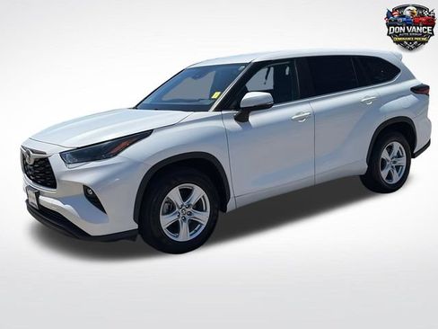 Used 2024 Toyota Highlander LE FWD image 1