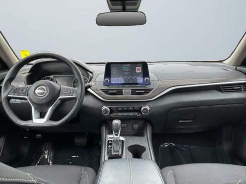 Used 2025 Nissan Altima 2.5 SV FWD image 10