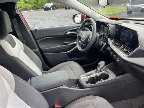 Used 2024 Chevrolet Trax LS w/ LS Convenience Package FWD image 9