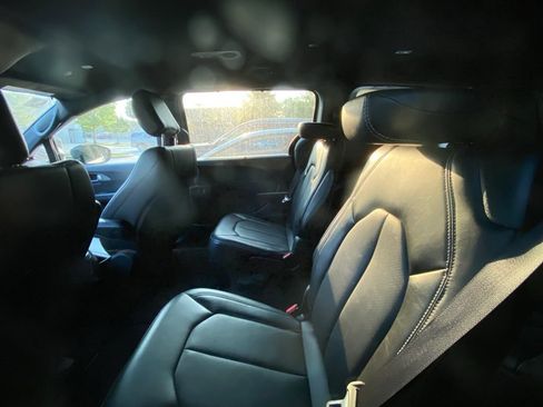 Used 2025 Chrysler Pacifica Select FWD image 6