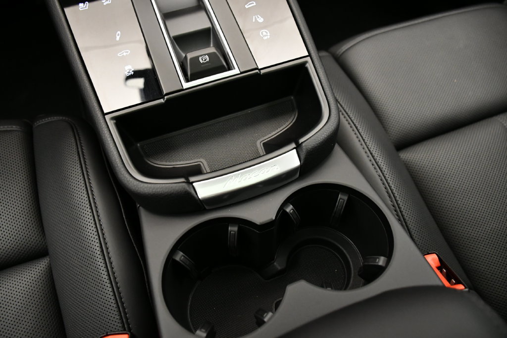 Certified 2026 Porsche Macan Turbo AWD/4WD image 33