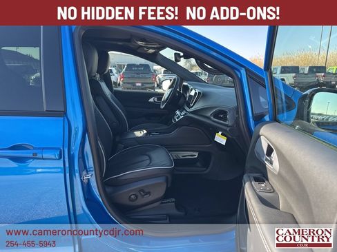 New 2026 Chrysler Pacifica Limited w/ S Appearance Package FWD image 16