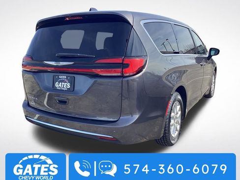 Used 2023 Chrysler Pacifica Touring-L image 9