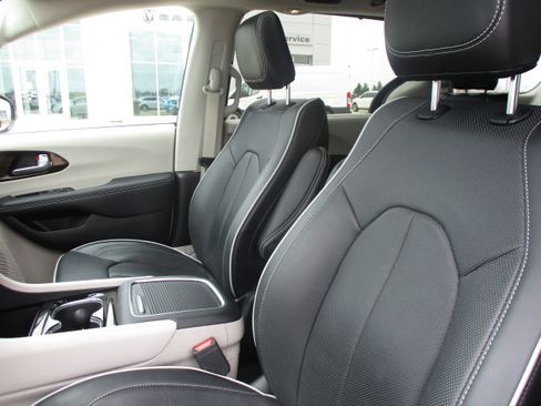 Used 2024 Chrysler Pacifica Limited FWD image 40