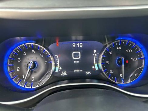 Used 2024 Chrysler Pacifica Touring-L image 31
