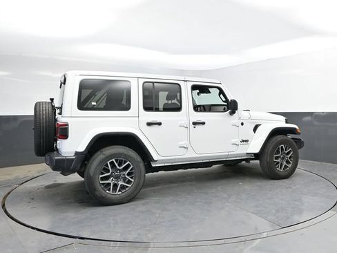 Used 2025 Jeep Wrangler Unlimited Sahara AWD/4WD image 2