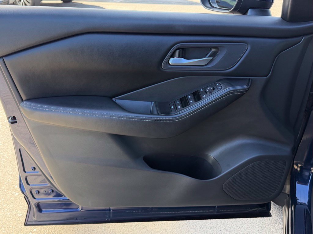 Certified 2025 Nissan Rogue SV FWD image 10