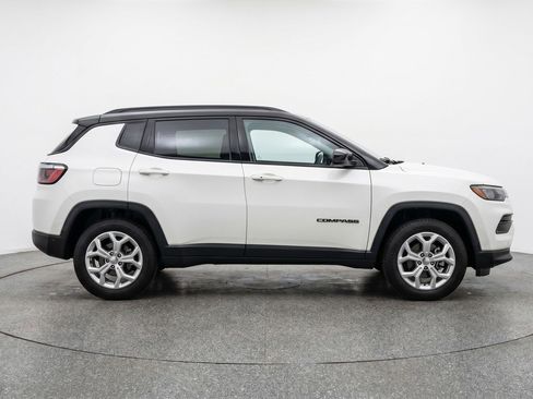 Used 2025 Jeep Compass Latitude AWD/4WD image 11