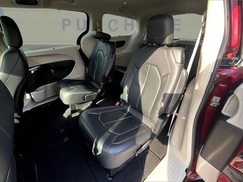 Used 2018 Chrysler Pacifica Touring-L image 20